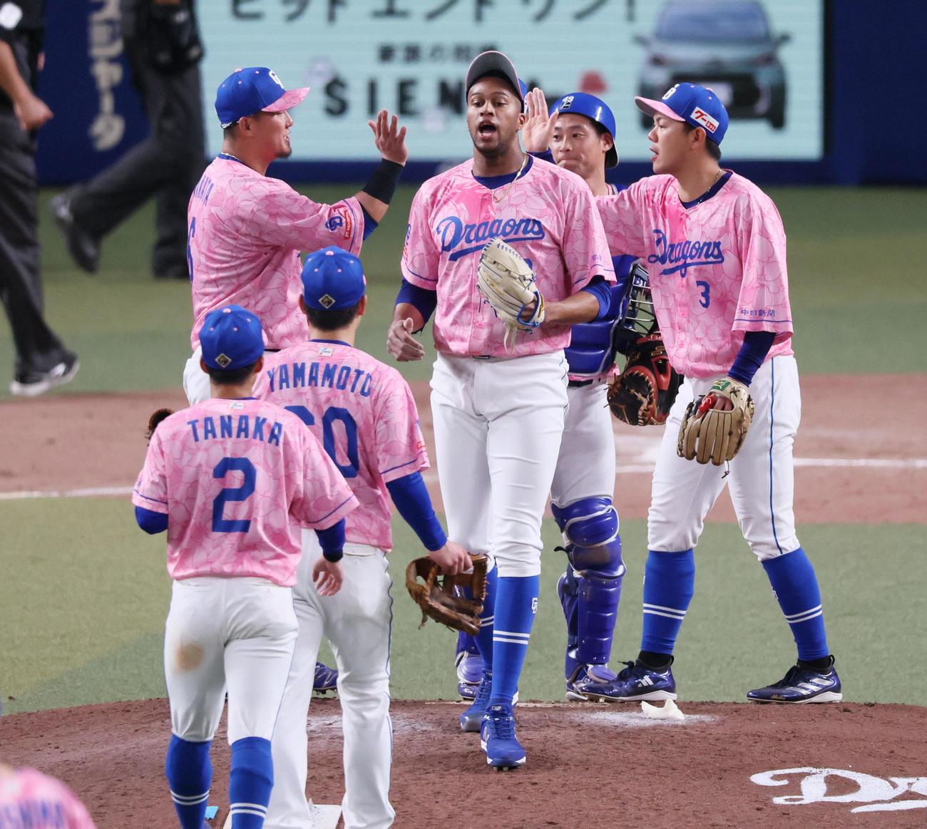 中日対阪神　9回表阪神2死、マルティネスは佐藤輝を三振に仕留めマウンドでナインとタッチする（撮影・加藤哉）