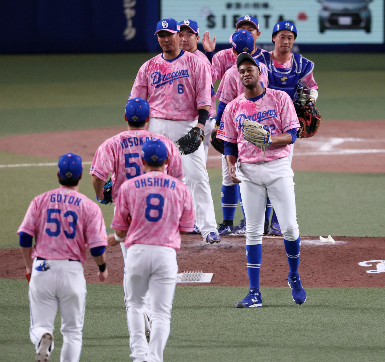 中日対阪神　9回表阪神2死、マルティネスは佐藤輝を三振に仕留めマウンドでナインとタッチする（撮影・加藤哉）
