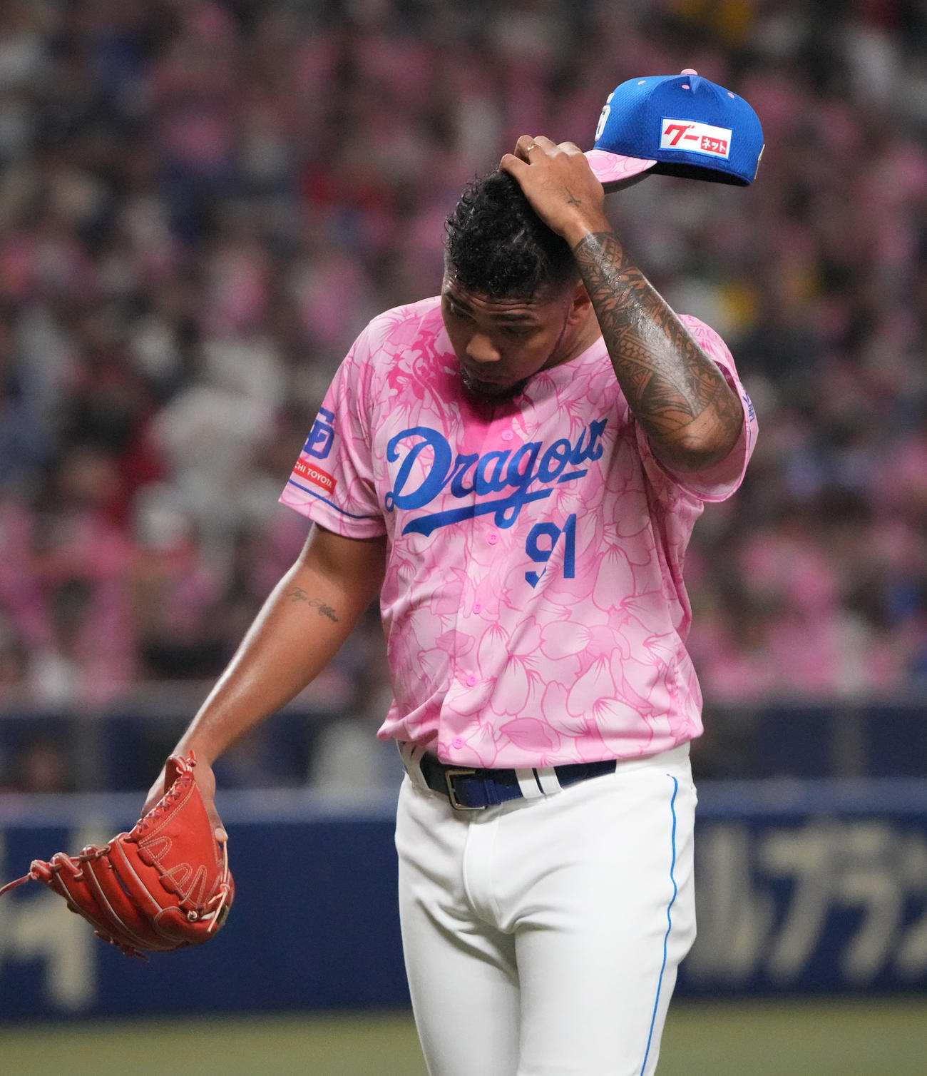 中日対阪神　1回表終了、頭をかきながらベンチへ戻るメヒア（撮影・森本幸一）