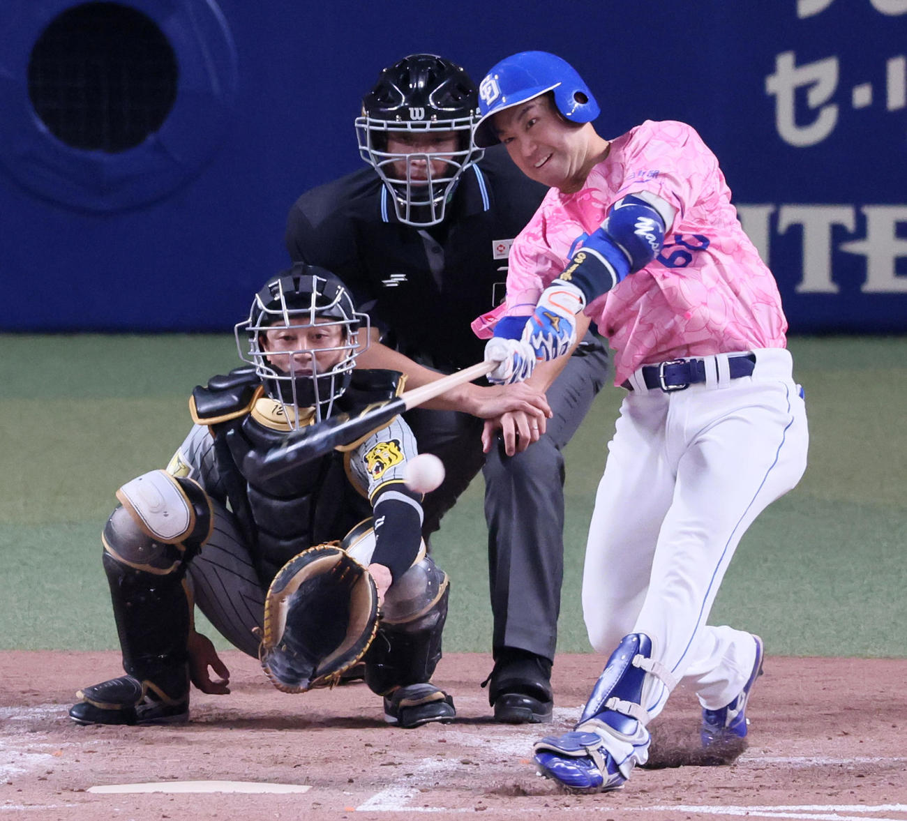 中日対阪神　3回裏中日無死、山本は左前打を放つ（撮影・加藤哉）