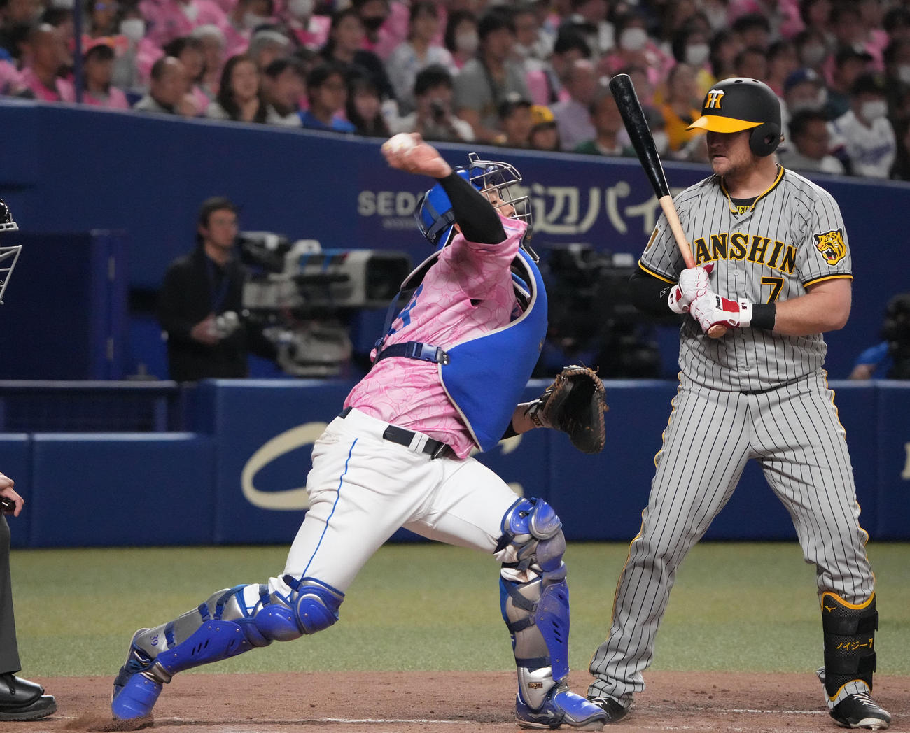 中日対阪神　4回表阪神1死一塁、二塁へ送球する宇佐見（左）（撮影・森本幸一）