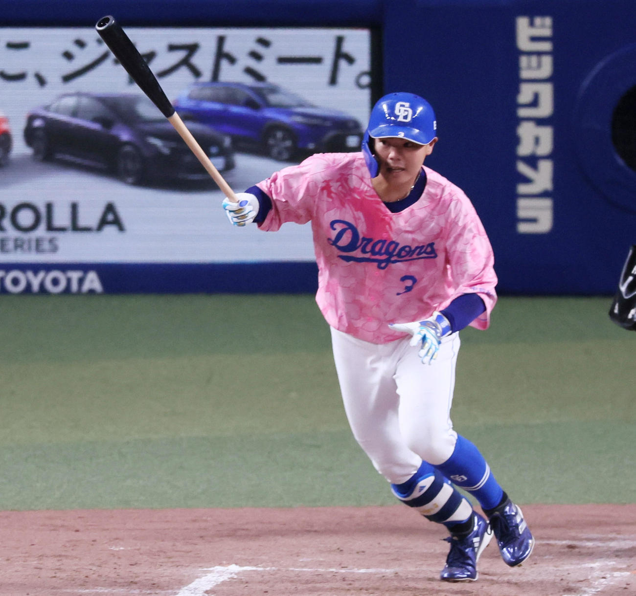 中日対阪神　4回裏中日無死、高橋は右前打を放つ（撮影・加藤哉）