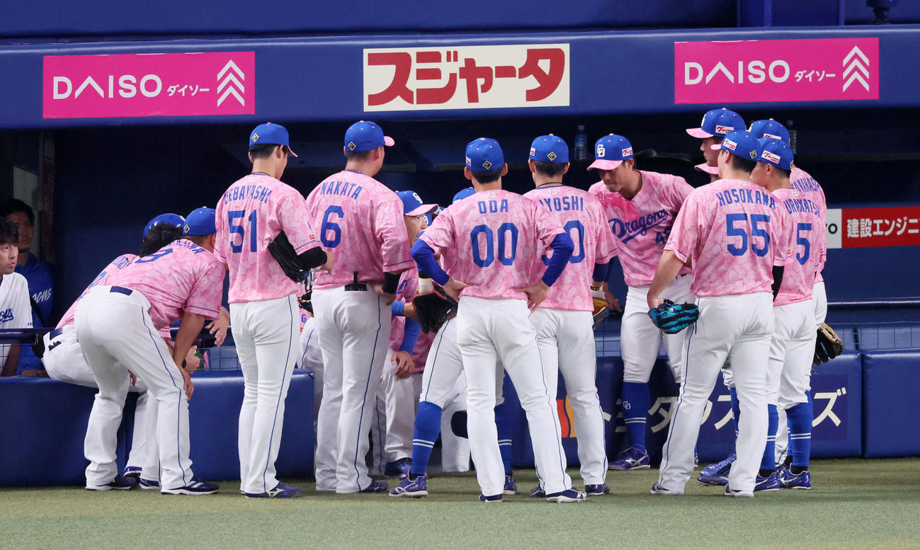 中日対阪神　5回裏を前に円陣を組んだ中日ナイン（撮影・加藤哉）