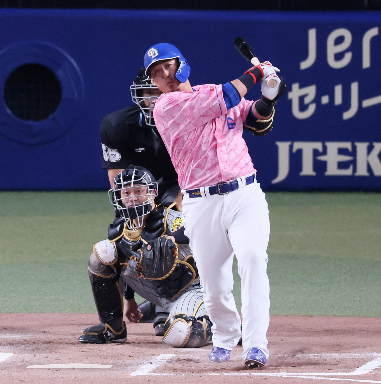 中日対阪神　6回裏中日無死一、三塁、中田は中適時打を放つ（撮影・加藤哉）