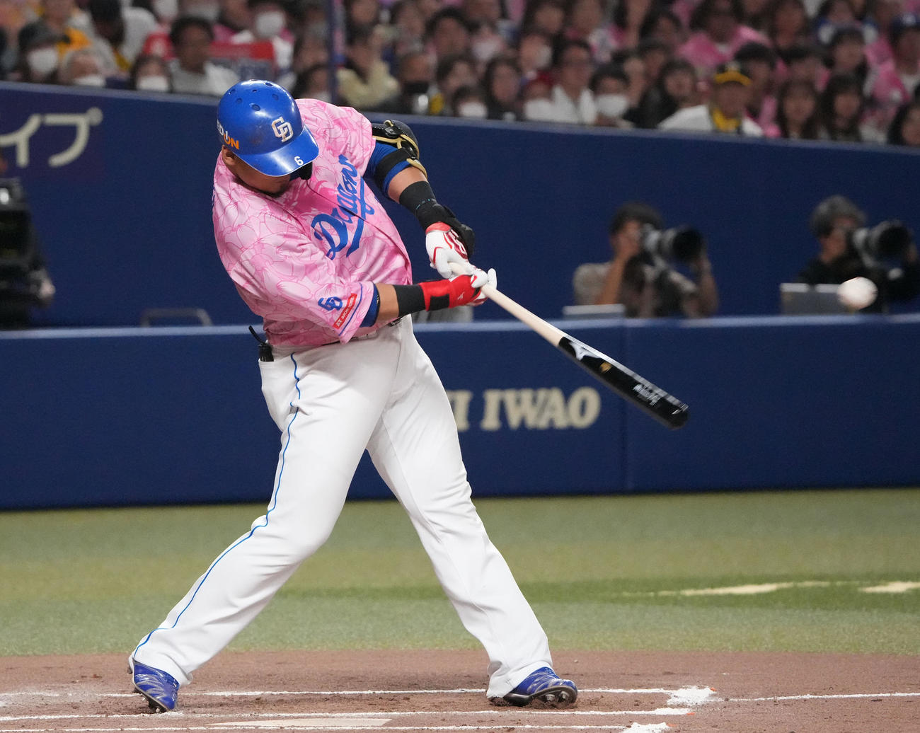 中日対阪神　6回裏中日無死一、三塁、中前適時打を放つ中田（撮影・森本幸一）