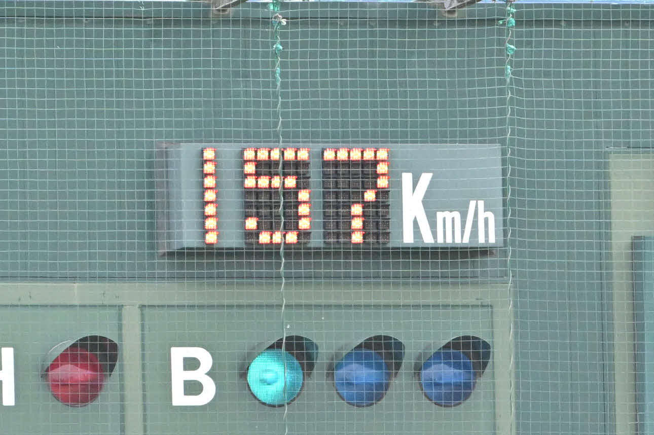 阪神対ソフトバンク　球速157キロが表示されたバックスクリーン（撮影・石井愛子）