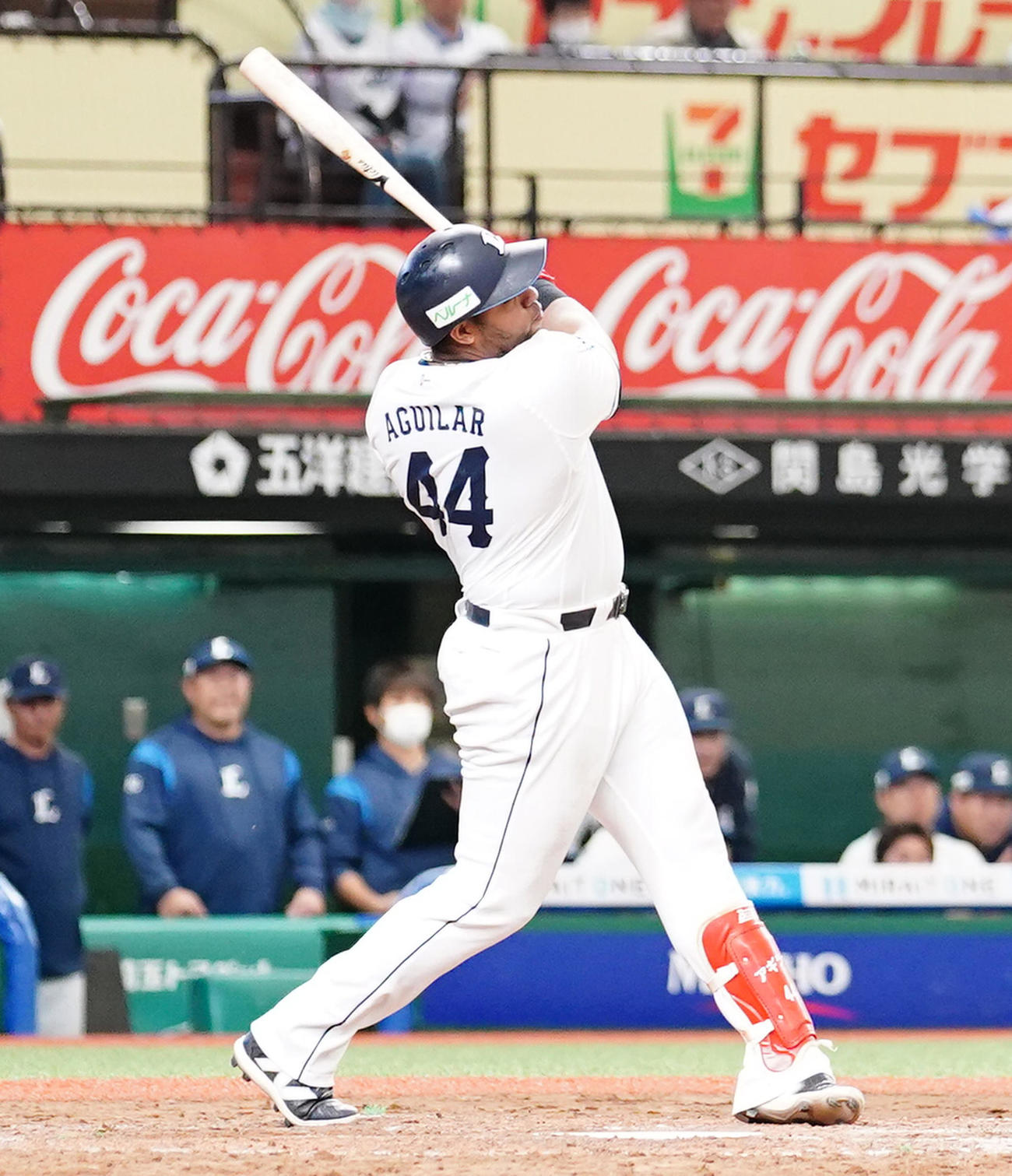 西武対ソフトバンク　9回裏西武2死三塁、2点本塁打を放つアギラー（撮影・江口和貴）