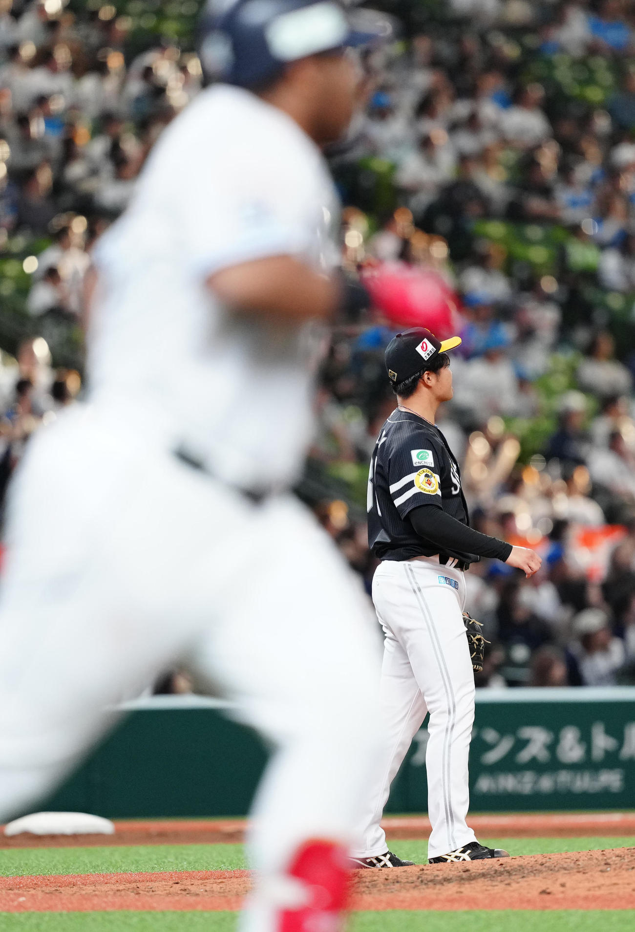 西武対ソフトバンク　9回裏西武2死三塁、アギラー（手前）に2点本塁打を浴びる村田（撮影・江口和貴）