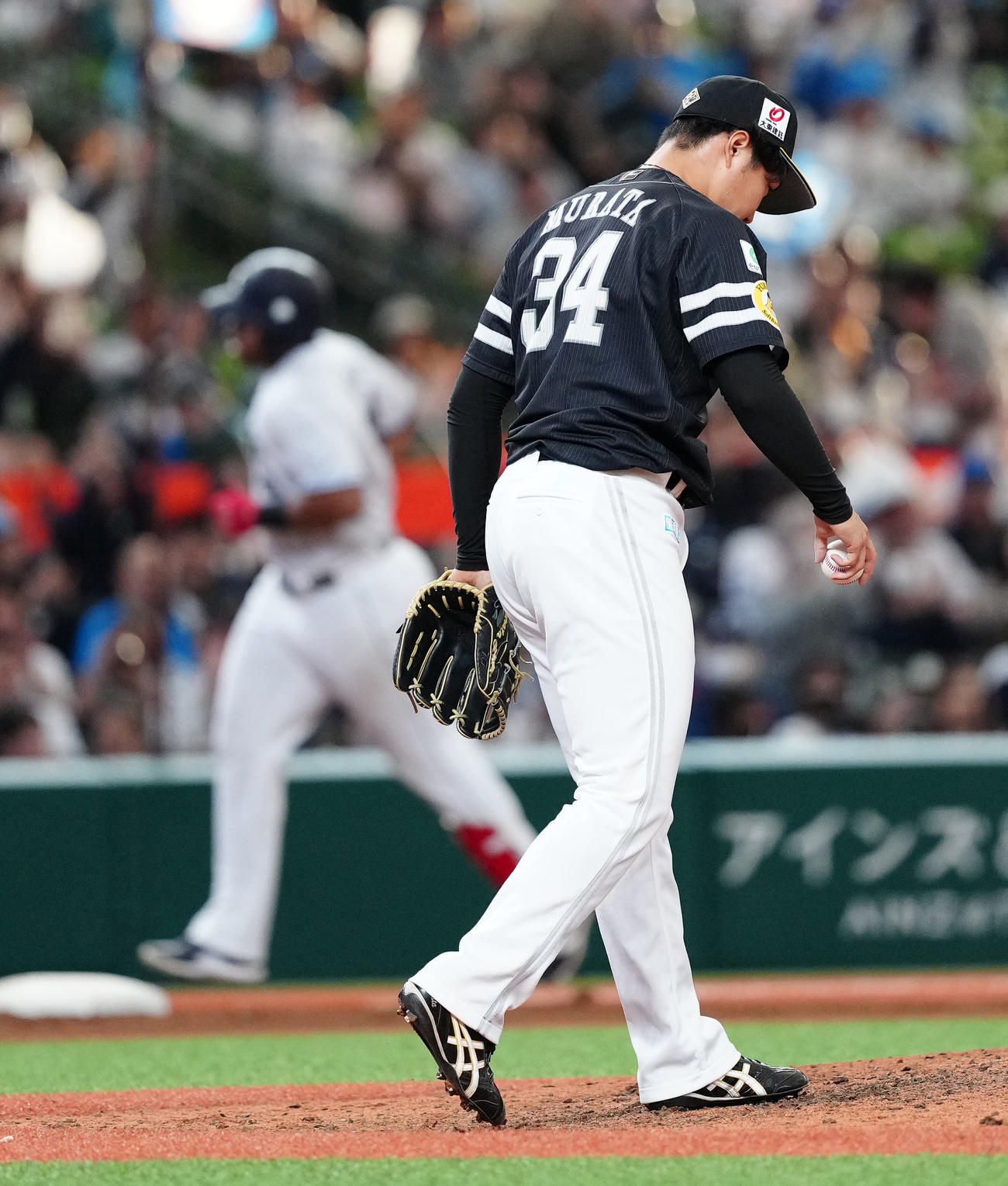 西武対ソフトバンク　9回裏西武2死三塁、アギラー（後方）に2点本塁打を浴びる村田（撮影・江口和貴）