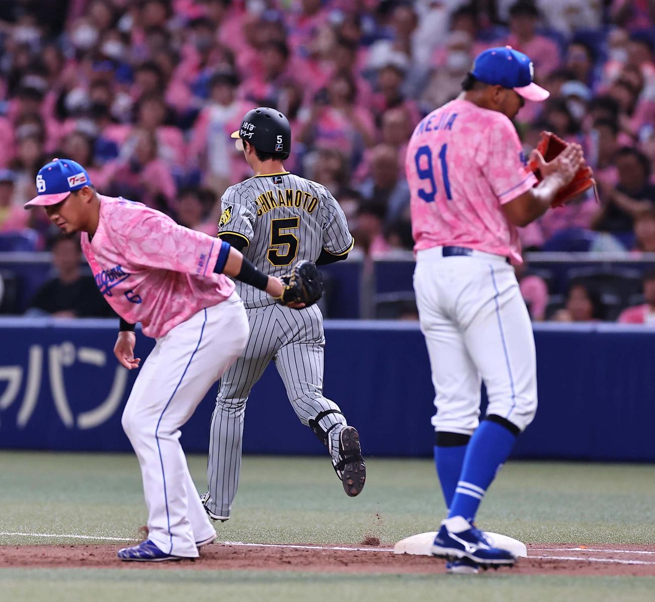 中日対阪神　5回表阪神1死一塁、近本は併殺打に倒れる（撮影・上田博志）