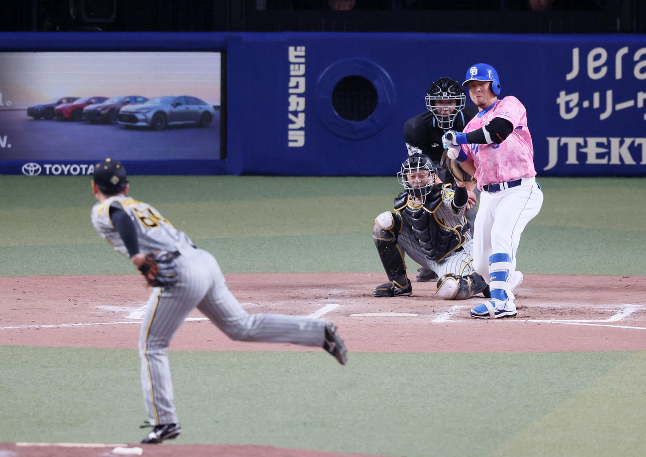 中日対阪神　6回裏中日無死満塁、代打中島は死球を受け押し出しとなる。投手は岡留（撮影・加藤哉）