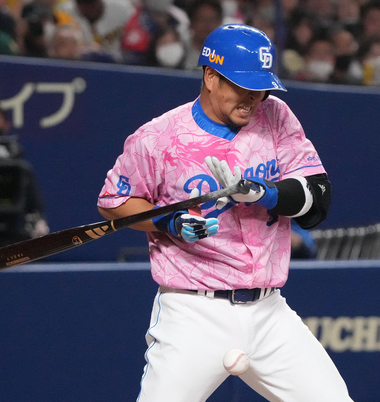 中日対阪神　6回裏中日無死満塁、押し出し死球を受ける中島（撮影・森本幸一）
