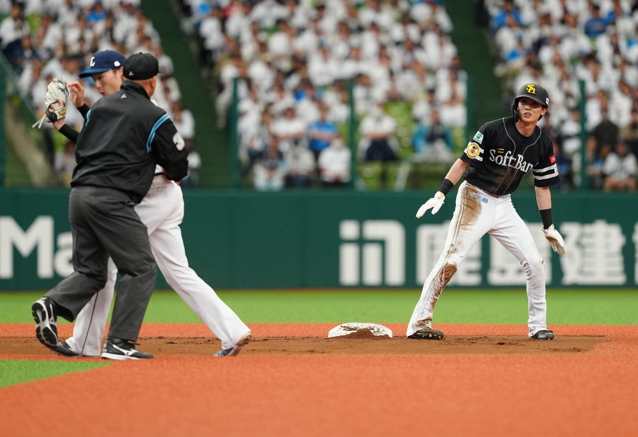西武対ソフトバンク　1回表ソフトバンク1死一塁、二塁盗塁を決めた周東（撮影・江口和貴）