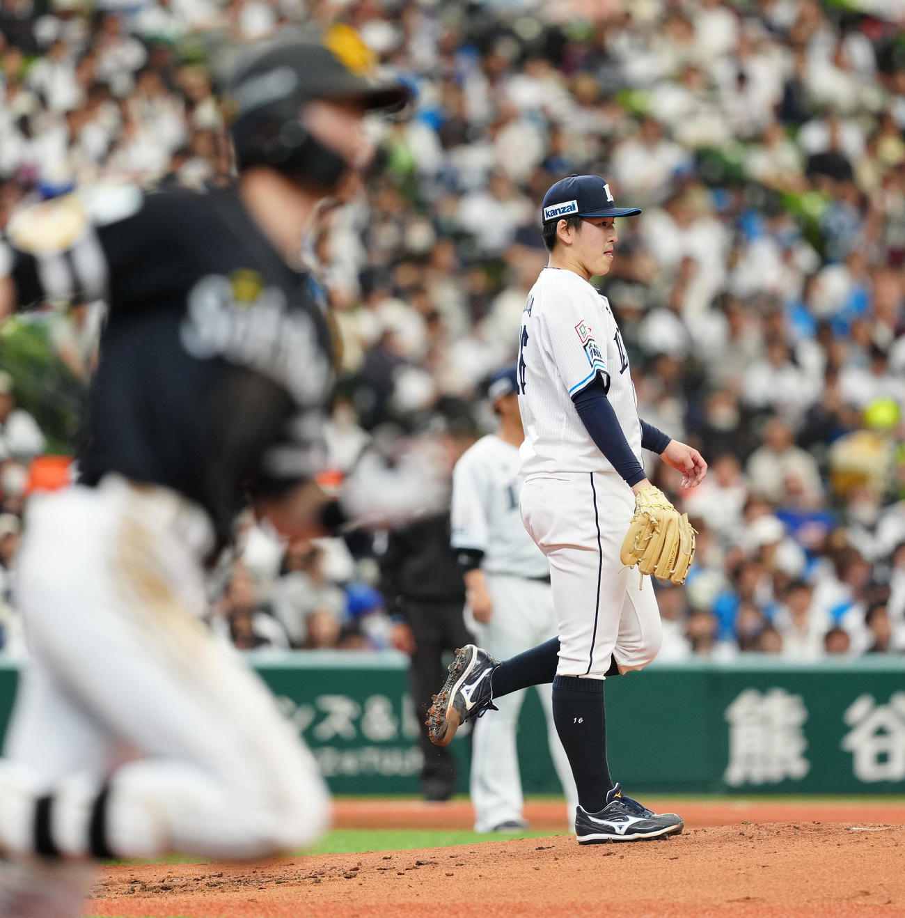 西武対ソフトバンク　3回表ソフトバンク無死、周東（手前）に右前打を浴びる隅田（撮影・江口和貴）