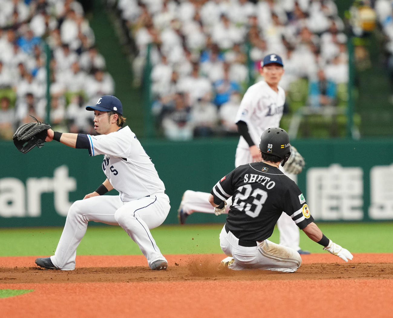 西武対ソフトバンク　3回表ソフトバンク無死一塁、二塁盗塁を決める周東。左は二塁手外崎（撮影・江口和貴）