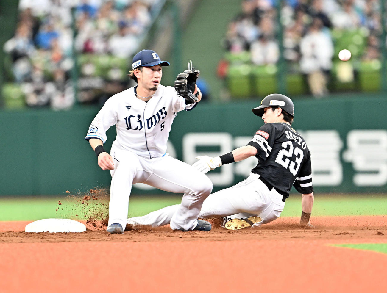 西武対ソフトバンク　3回表ソフトバンク無死一塁、周東（右）は二塁盗塁を決める。二塁手外崎（撮影・滝沢徹郎）