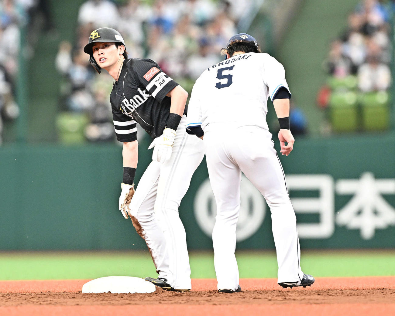 西武対ソフトバンク　3回表ソフトバンク無死一塁、周東（左）は二塁盗塁を決める。二塁手外崎（撮影・滝沢徹郎）