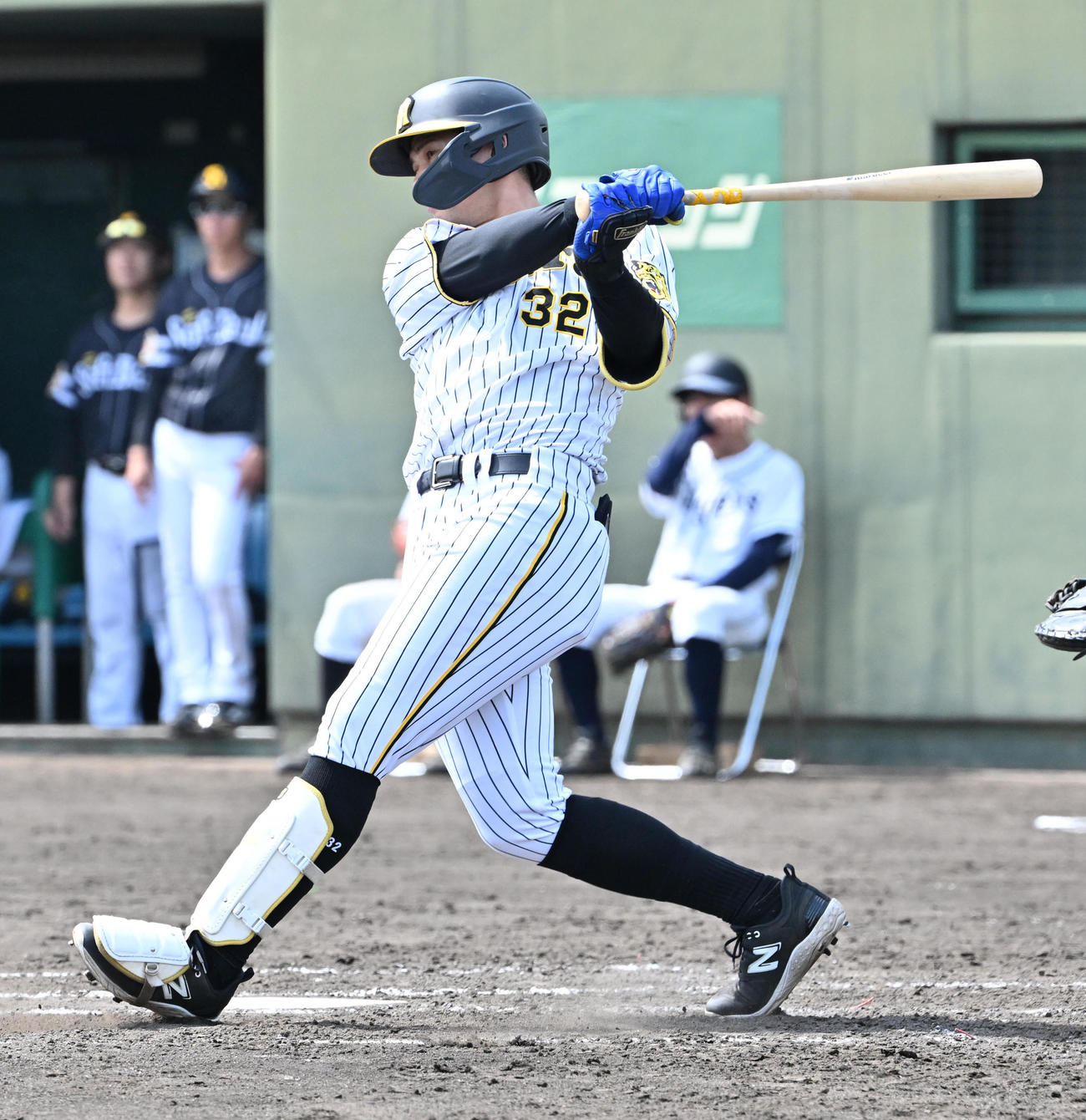 阪神対ソフトバンク　4回裏阪神1死三塁、井上は左適時打を放つ（撮影・石井愛子）