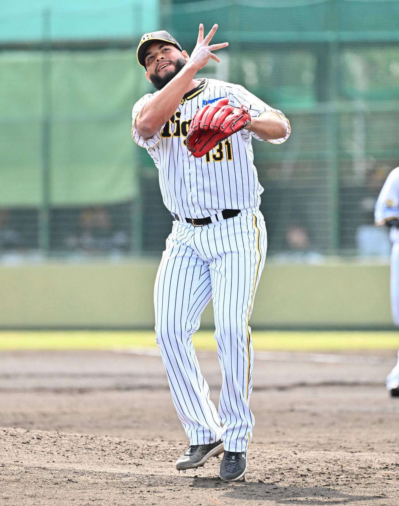阪神対ソフトバンク　6回表ソフトバンク1死一塁、ダブルプレーにボルトポーズをし喜ぶベタンセス（撮影・石井愛子）