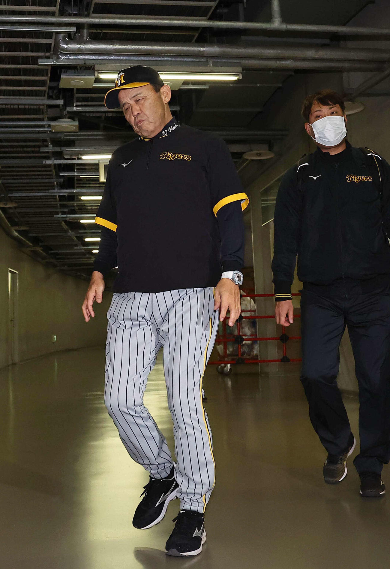 中日対阪神　中日に敗れ球場を引き揚げる岡田監督（撮影・上田博志）