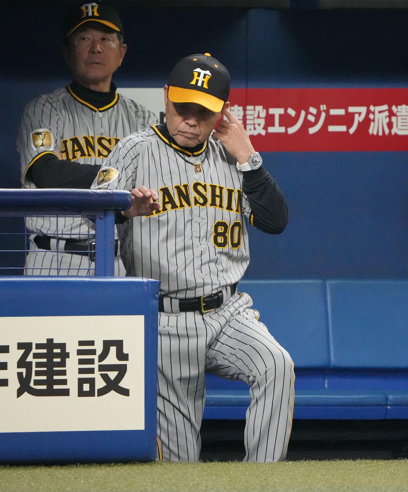 中日対阪神　6回裏中日無死満塁、投手交代を告げにベンチを出る岡田監督（撮影・森本幸一）