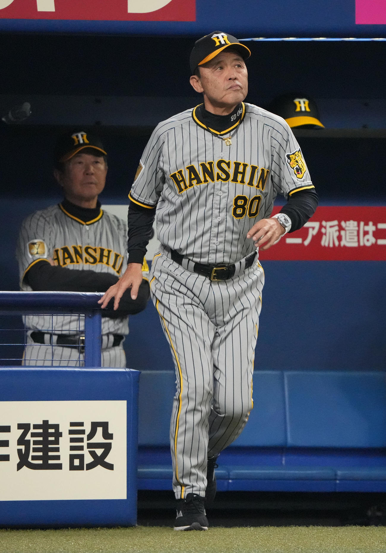 中日対阪神　6回裏中日無死満塁、投手交代を告げにベンチを出る岡田監督（撮影・森本幸一）