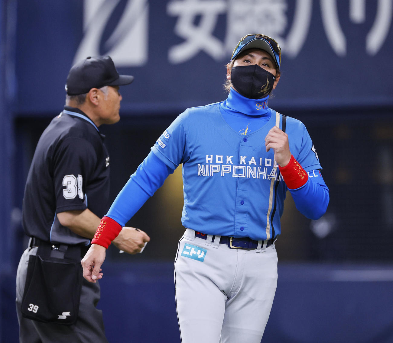 オリックス対日本ハム　6回裏オリックス1死一、二塁、交代を告げる日本ハム新庄監督（撮影・藤尾明華）