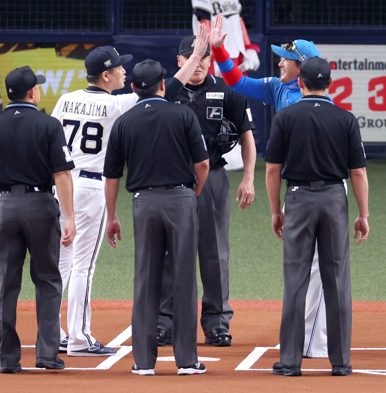 オリックス対日本ハム　試合前、メンバー表の確認を行い、ハイタッチするオリックス中嶋監督と日本ハム新庄監督（撮影・上山淳一）