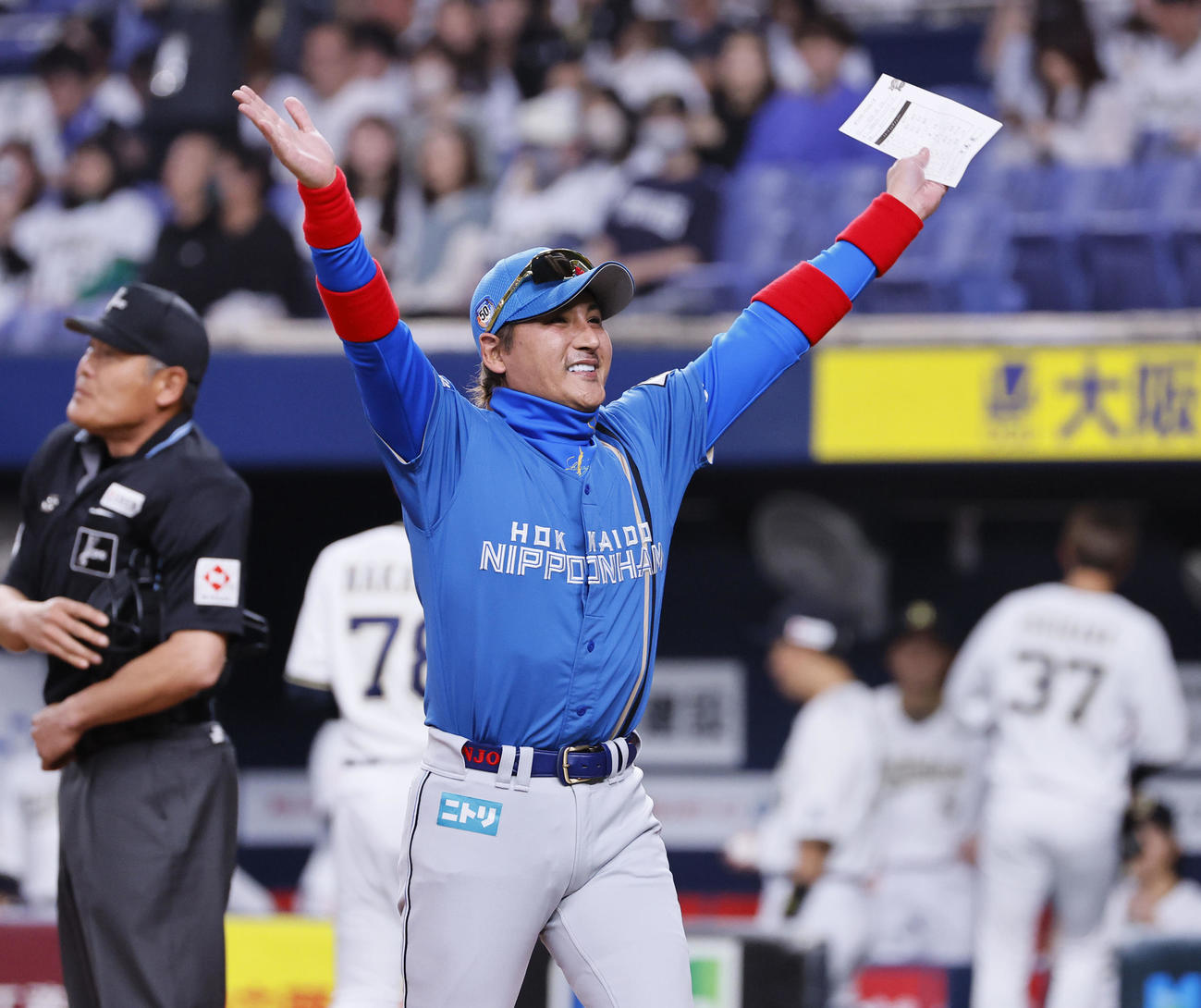 オリックス対日本ハム　メンバー表交換を終えファンに手を振る日本ハム新庄監督（撮影・藤尾明華）