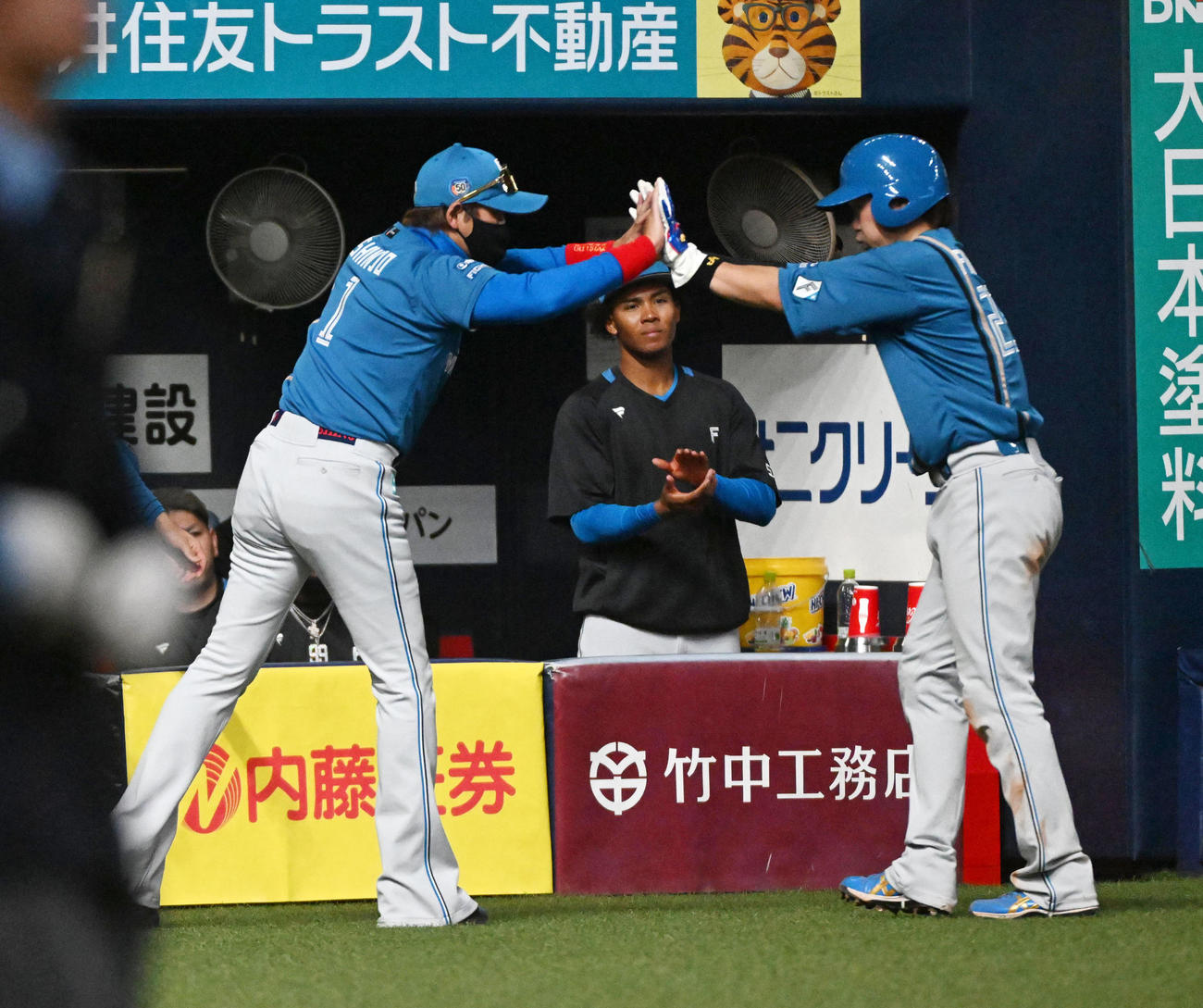 オリックス対日本ハム　9回、適時打を放った伏見（右）を迎える新庄監督（撮影・前岡正明）
