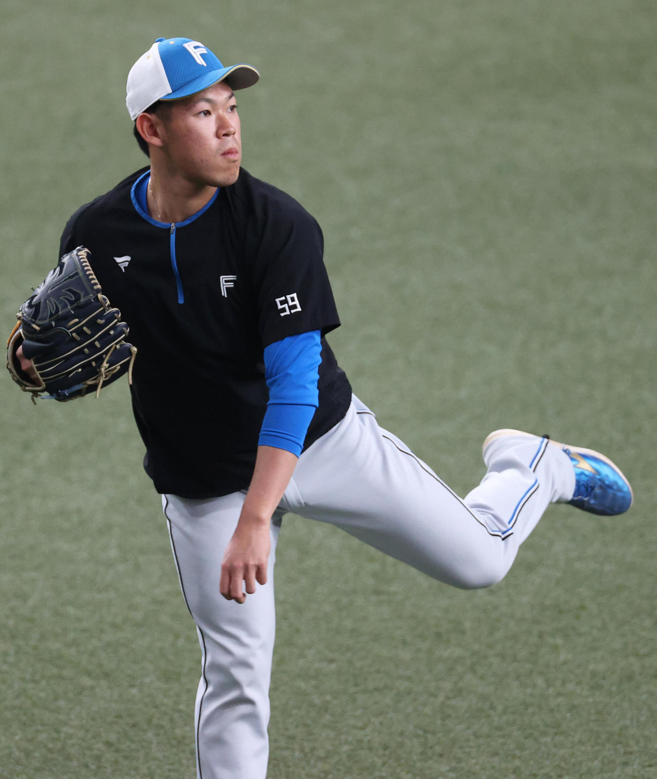 オリックス対日本ハム　試合前の練習でキャッチボールする日本ハム根本（撮影・上山淳一）