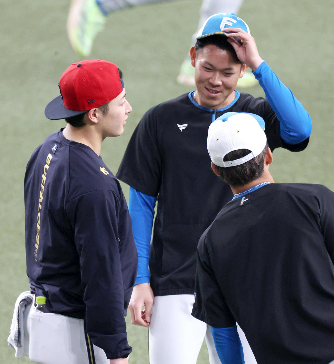 オリックス対日本ハム　試合前、オリックス吉田（左）と話す日本ハム根本（撮影・上山淳一）