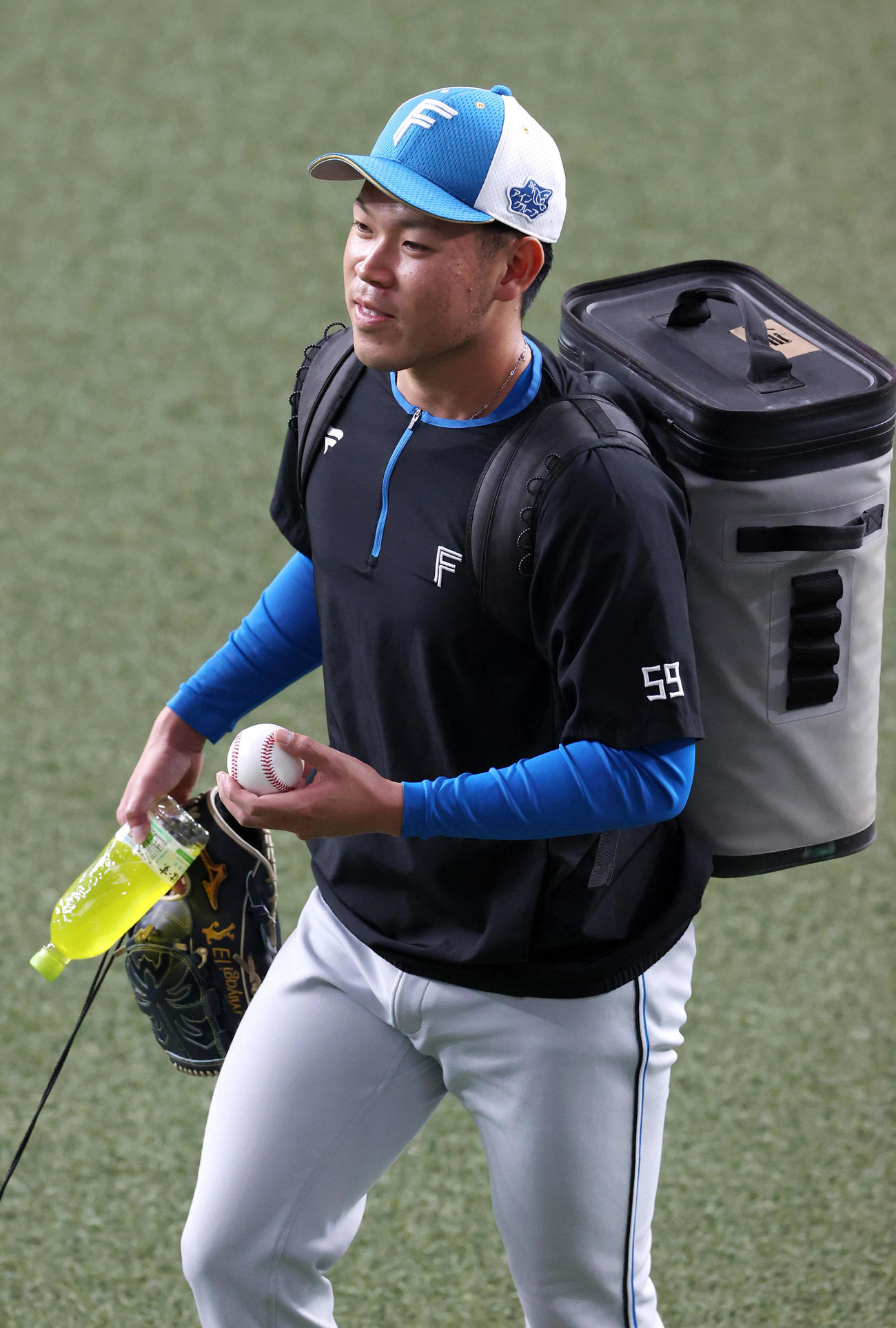 オリックス対日本ハム　試合前の練習でリラックスした表情を見せる日本ハム根本（撮影・上山淳一）