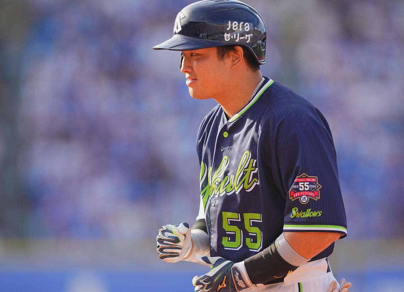 DeNA対ヤクルト　7回表ヤクルト1死満塁、右翼に適時打を放った村上は笑みを浮かべながら小さくガッツポーズ（撮影・垰建太）