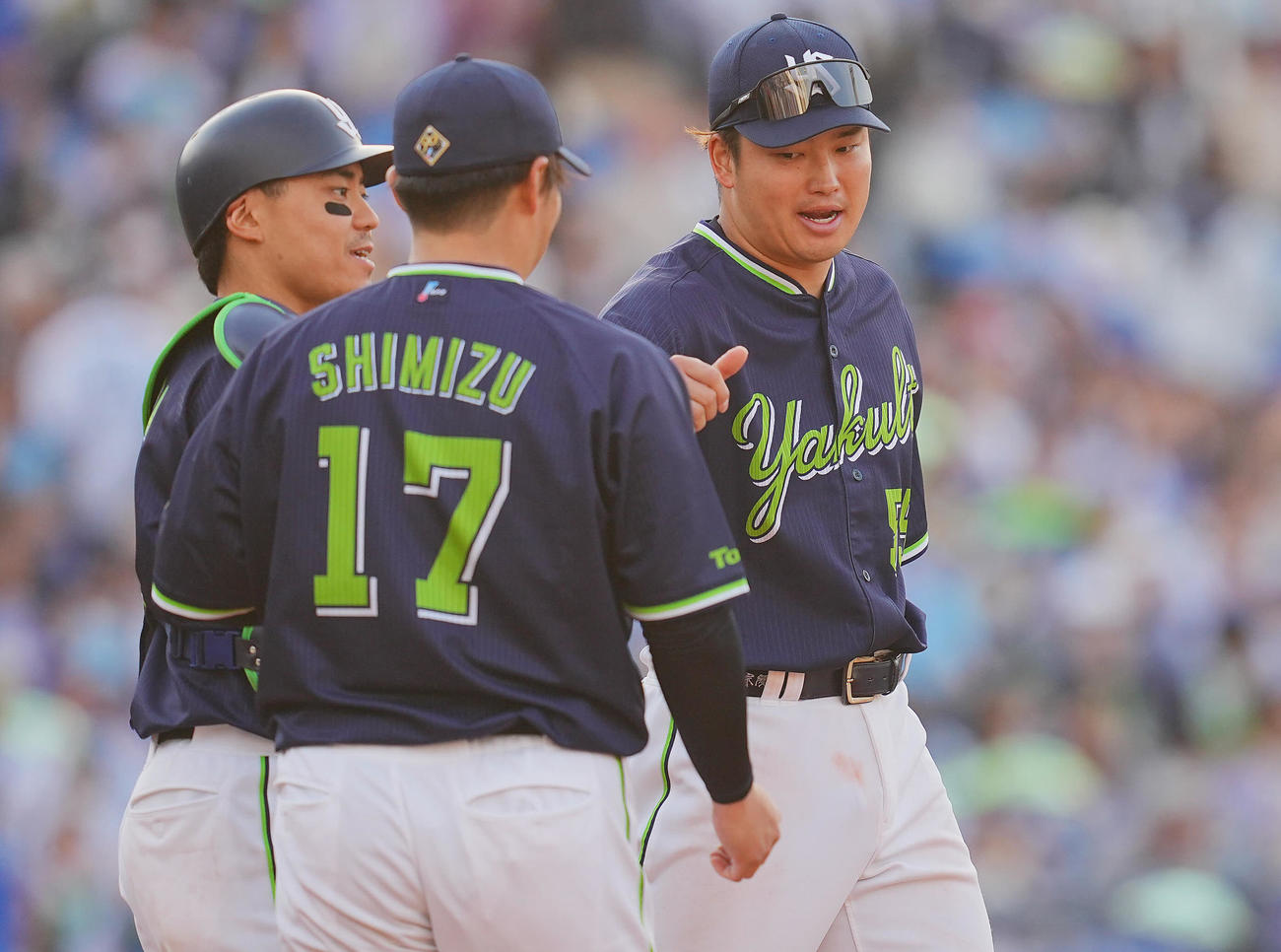 DeNA対ヤクルト　DeNAに勝利し最後を締めたヤクルト清水（中央）とタッチを交わす村上（右）（撮影・垰建太）