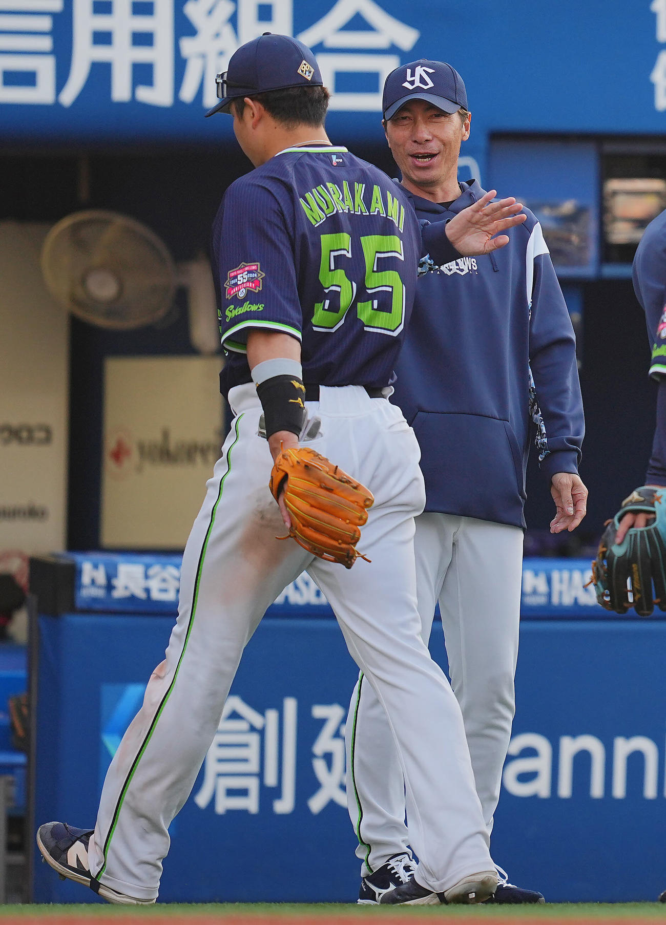 DeNA対ヤクルト　DeNAに勝利しヤクルト村上（左）を笑顔で出迎える高津監督（撮影・垰建太）