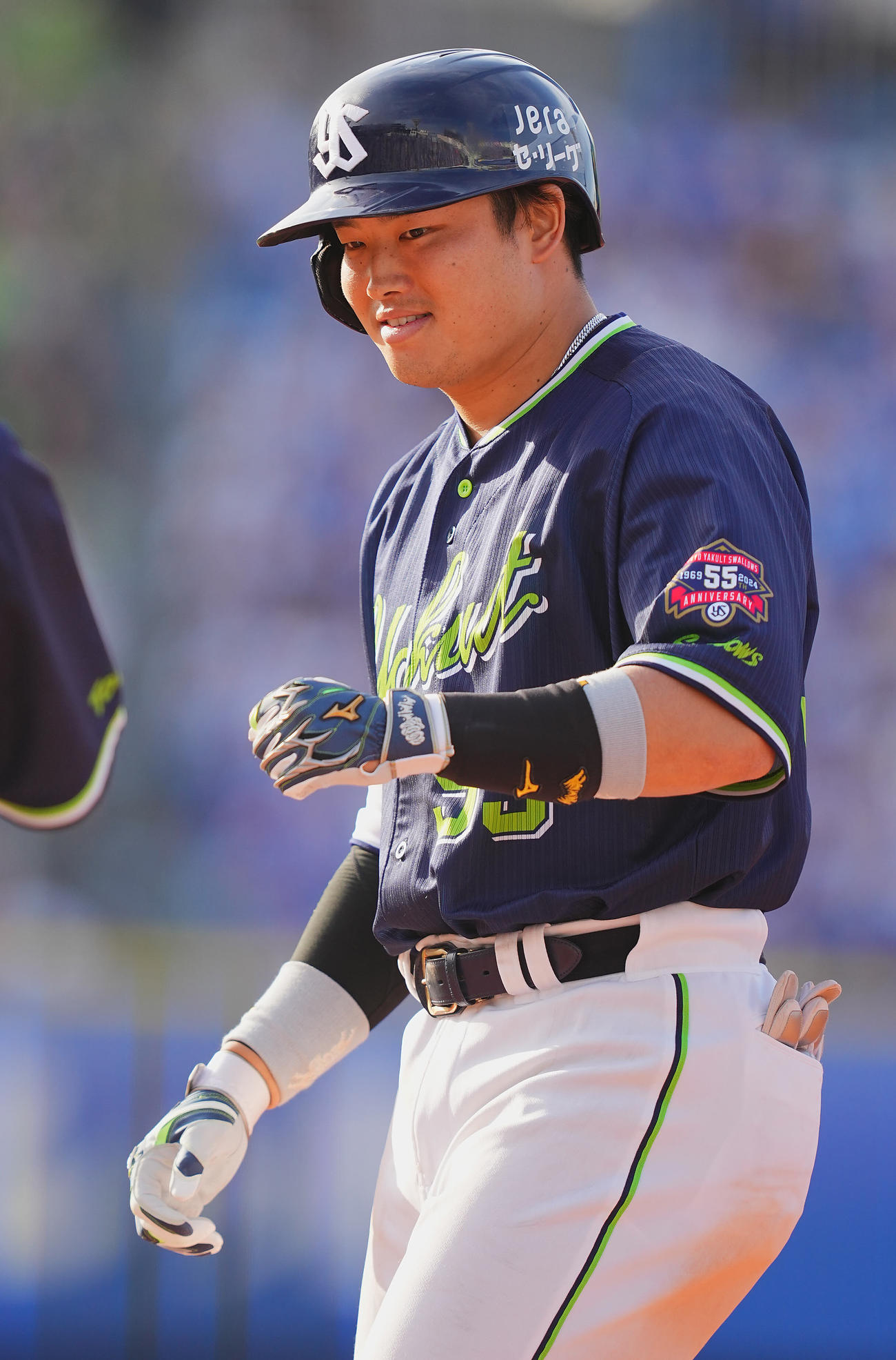 DeNA対ヤクルト　7回表ヤクルト1死満塁、右翼に適時打を放った村上は笑顔を見せる（撮影・垰建太）