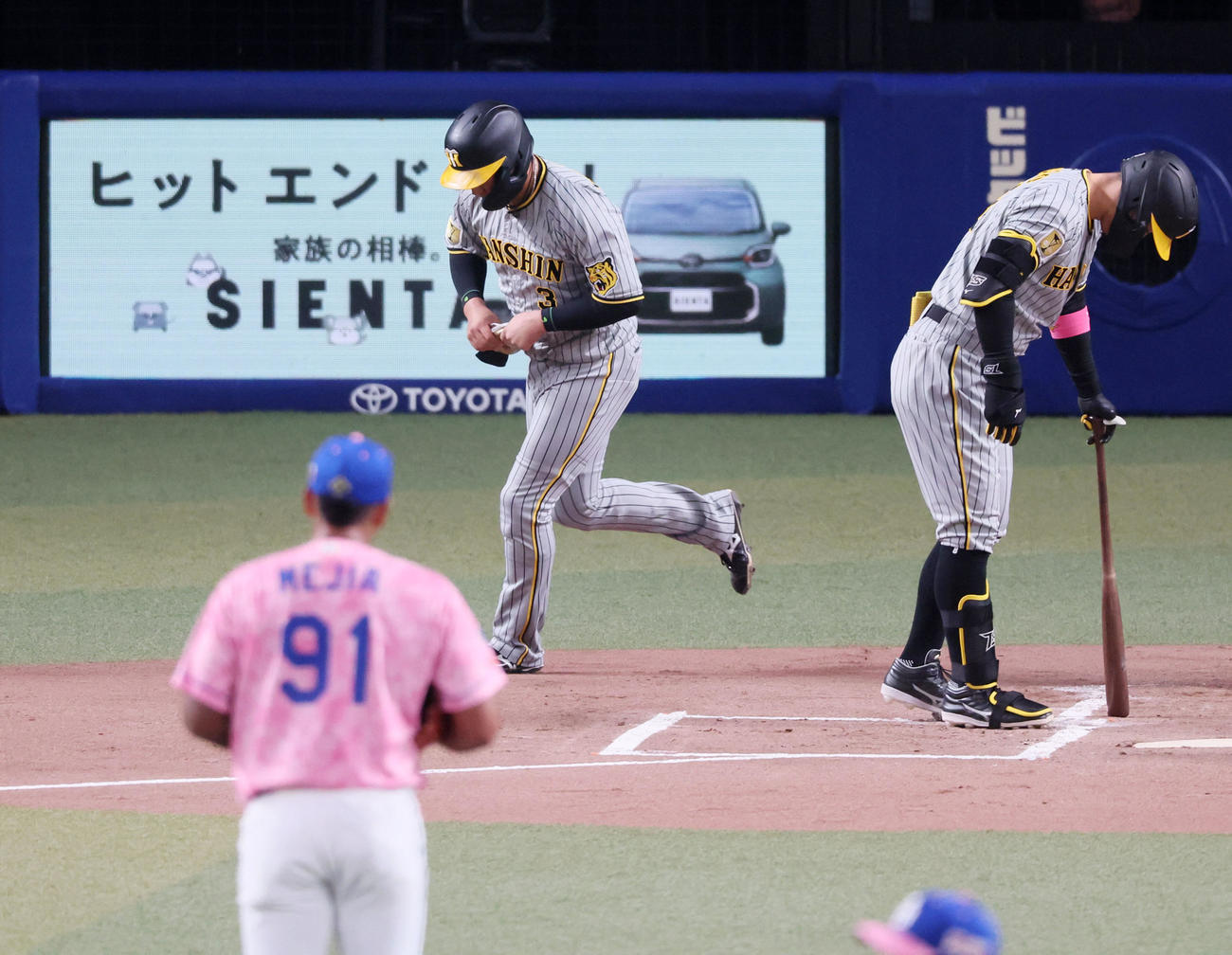 中日対阪神　1回表阪神2死一塁、大山は四球を選ぶ、右は次打者佐藤輝。投手はメヒア（撮影・加藤哉）