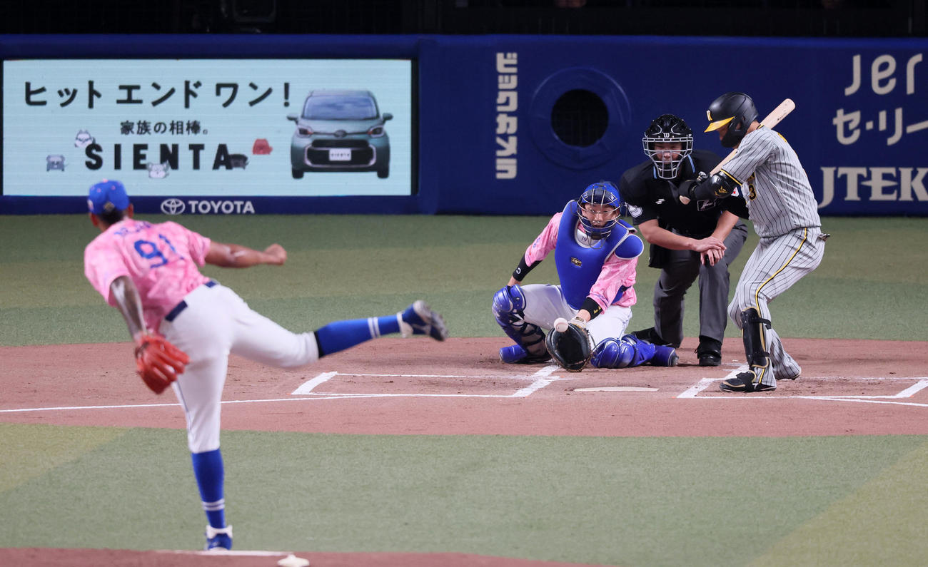 中日対阪神　1回表阪神2死一塁、大山は四球を選ぶ。投手はメヒア（撮影・加藤哉）