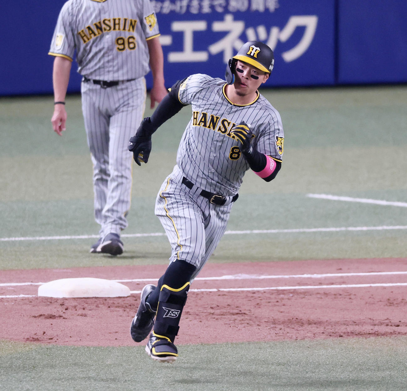 中日対阪神　i回表阪神2死一、二塁、佐藤輝は中適時二塁打を放つ（撮影・加藤哉）