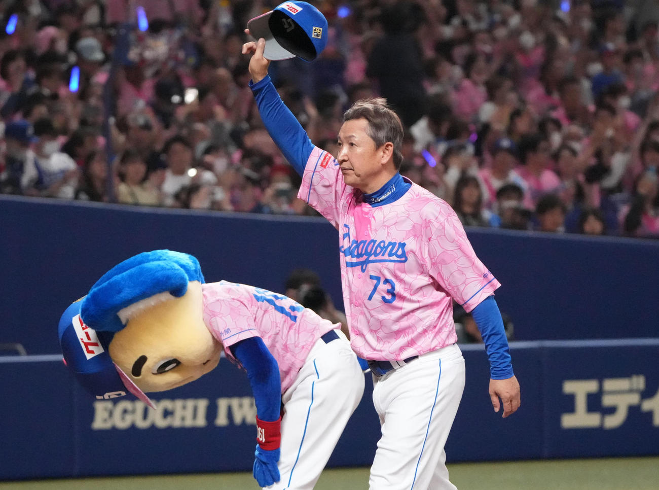 中日対阪神　試合終了、阪神に勝利しスタンドの観客にあいさつをする立浪監督（右）（撮影・森本幸一）