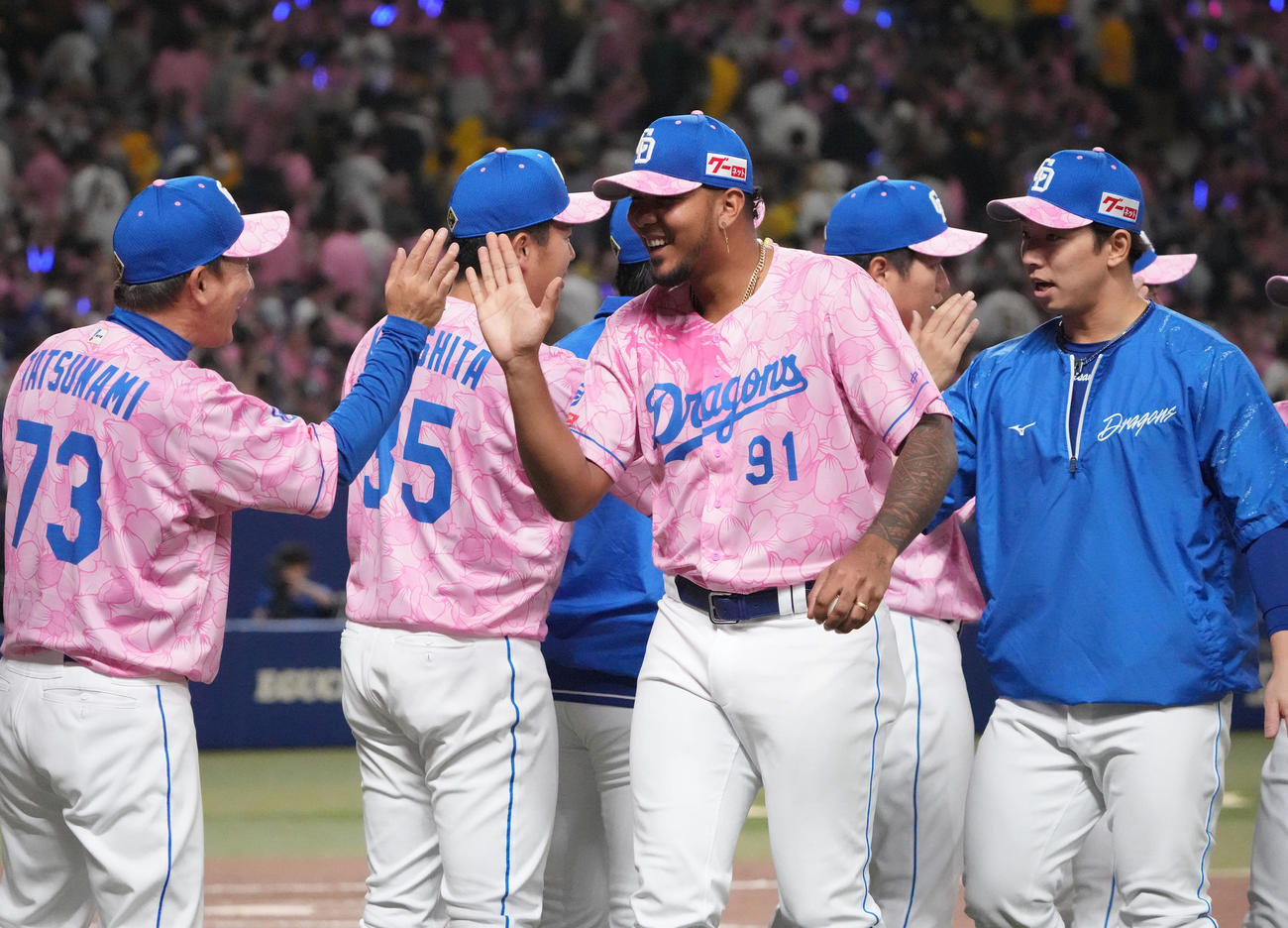中日対阪神　試合終了、阪神に勝利しスタンドの観客にあいさつをする立浪監督（右）（撮影・森本幸一）