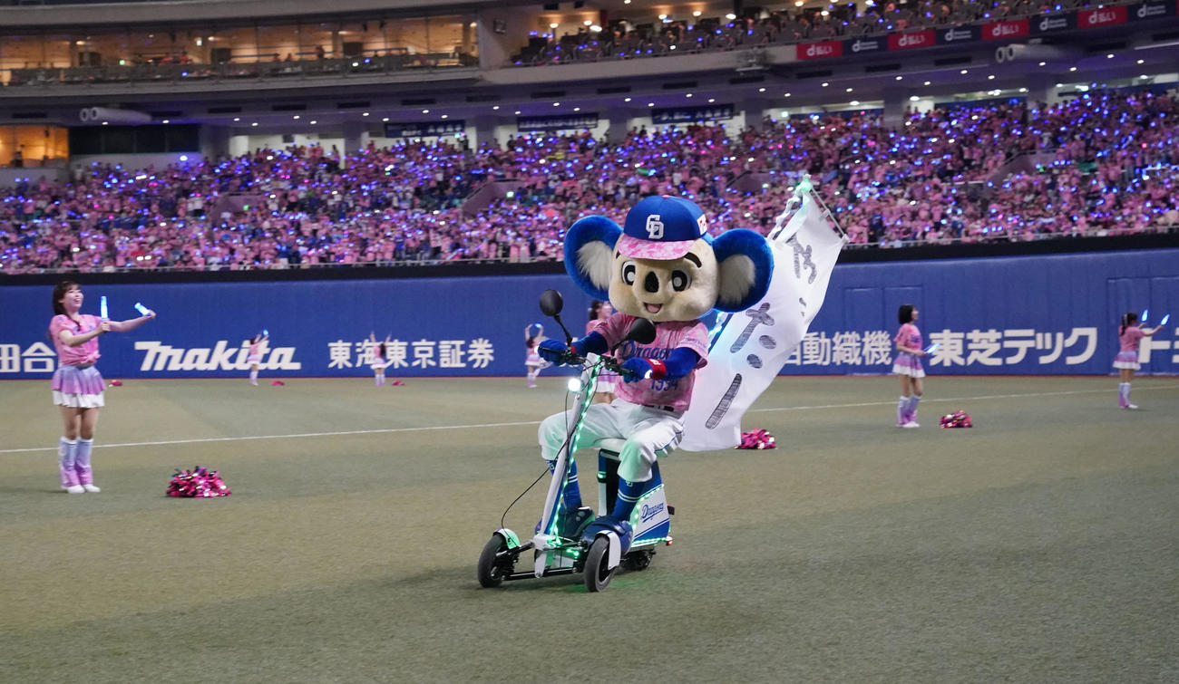 中日対阪神　阪神に勝利し喜びバイクで疾走するドアラ（撮影・森本幸一）