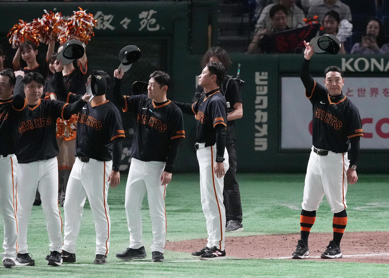 巨人対広島　サヨナラ勝ちで5連勝し、ファンの声援に応える巨人阿部監督（右）（撮影・鈴木みどり）