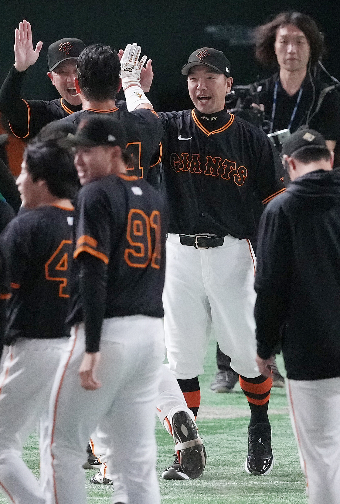 巨人対広島　サヨナラ打を放つ大城卓を笑顔で迎える巨人阿部監督（撮影・鈴木みどり）