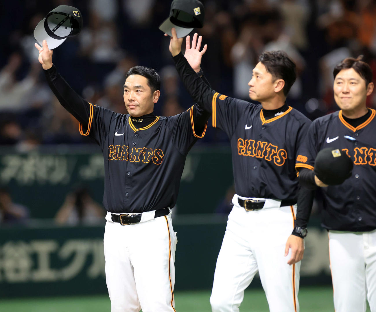 巨人対広島　延長12回の末にサヨナラ勝ちを決めスタンドに手を振る巨人阿部監督（撮影・浅見桂子）