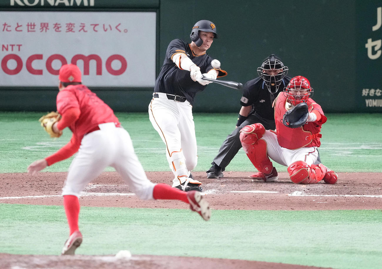 巨人対広島　12回裏巨人1死二塁、サヨナラ打を放つ大城卓。投手中崎（撮影・鈴木みどり）
