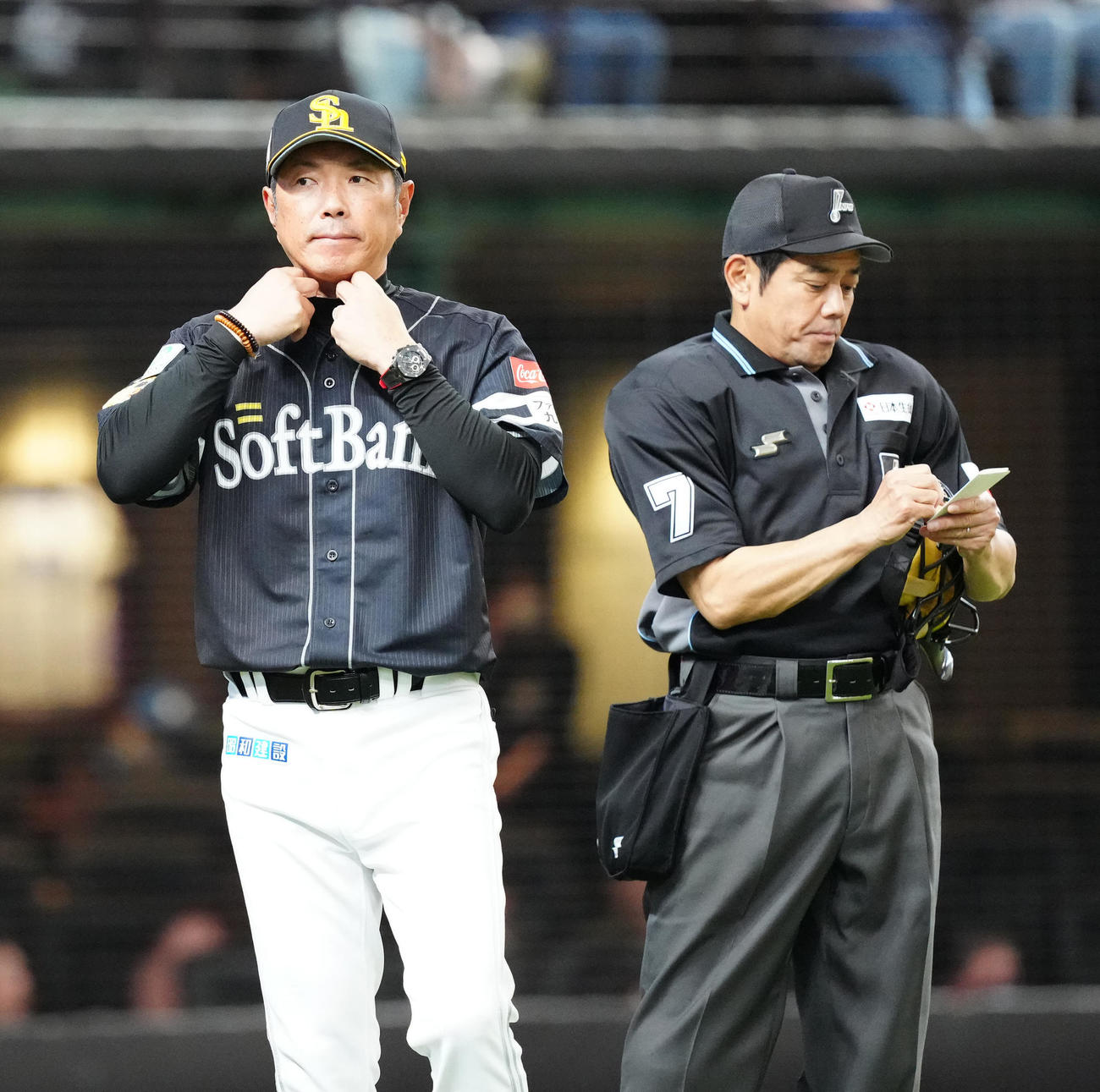 西武対ソフトバンク　9回裏開始前、選手交代を告げたソフトバンク小久保監督（左）（撮影・江口和貴）