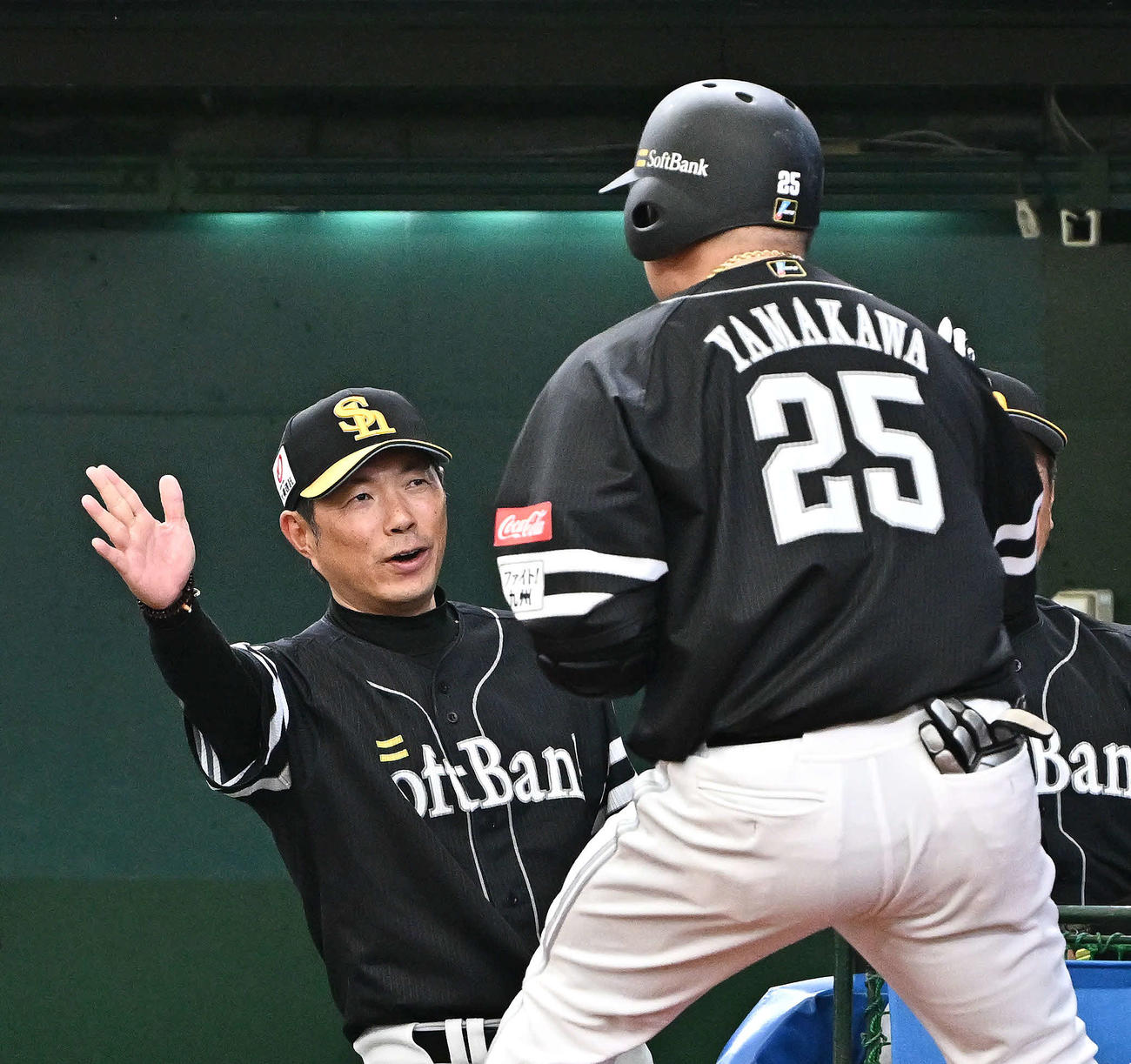 西武対ソフトバンク　6回表ソフトバンク1死満塁、満塁本塁打を放った山川（手前）を迎える小久保監督（撮影・滝沢徹郎）