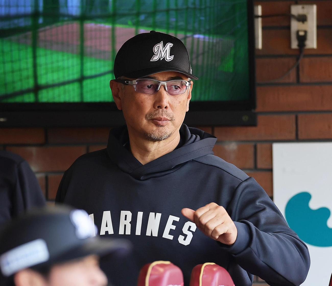 楽天対ロッテ　戦況を見つめるロッテ吉井監督（撮影・足立雅史）